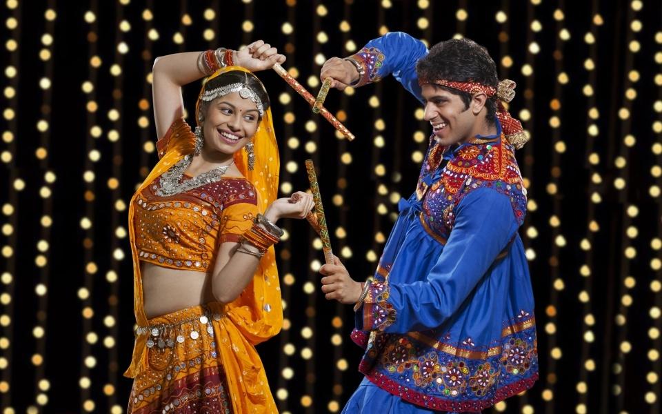 Know About Dandiya Dance Style